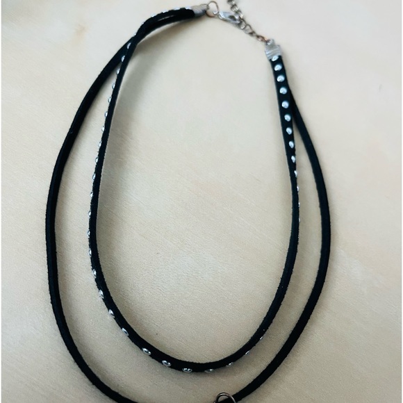 This faux leather choker gives you an elegant look and unique style - Picture 3 of 3